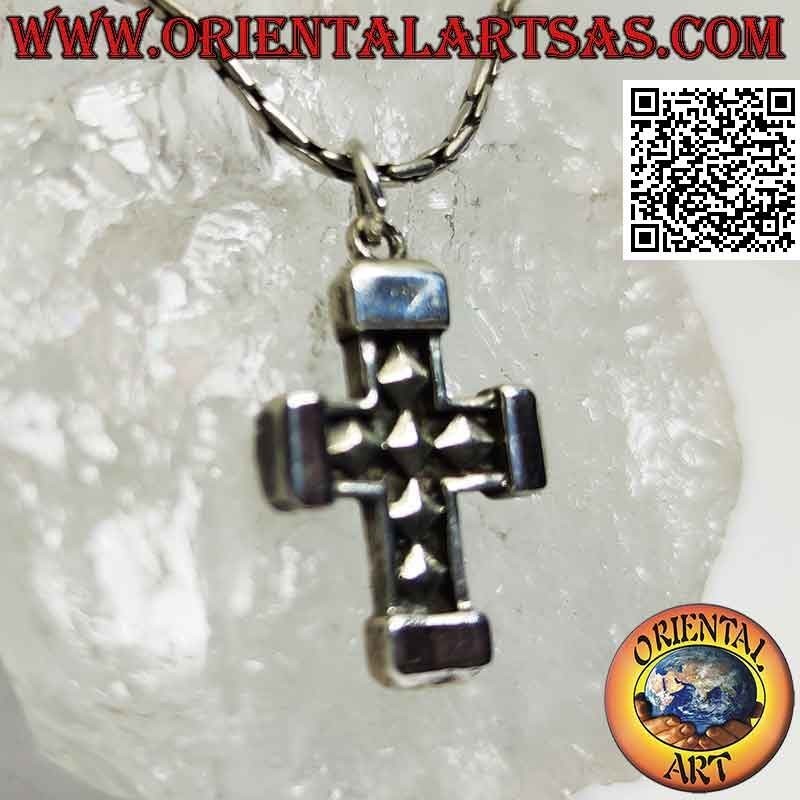 Colgante de plata, cruz heráldica realzada con rombos en bajorrelieve