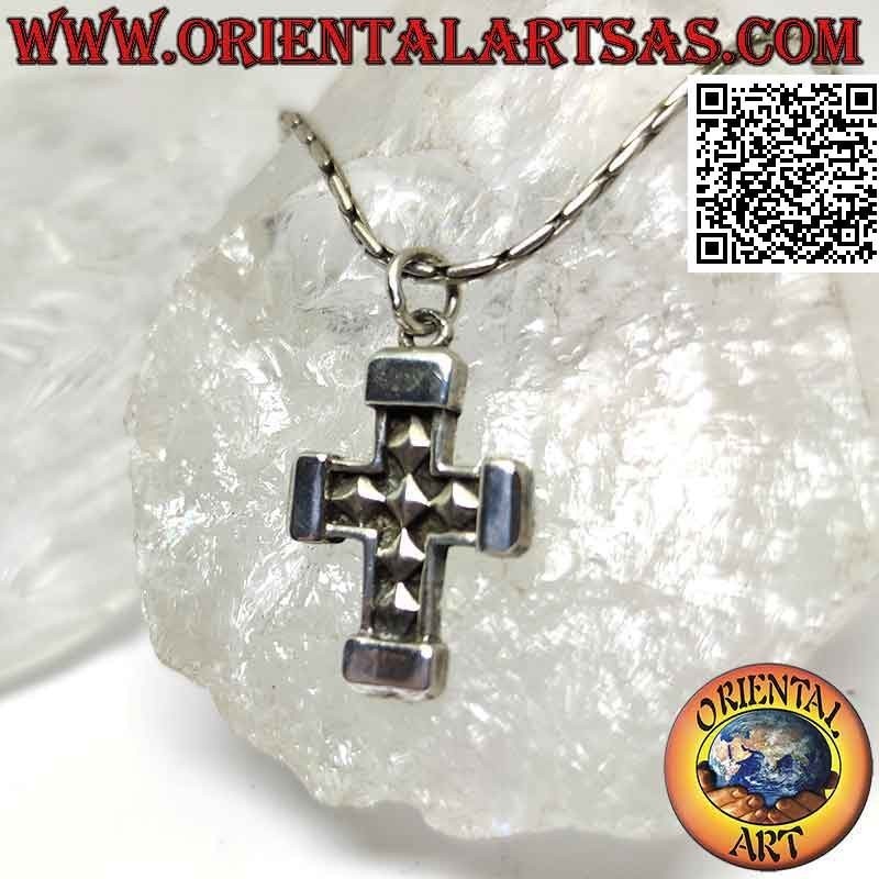 Colgante de plata, cruz heráldica realzada con rombos en bajorrelieve