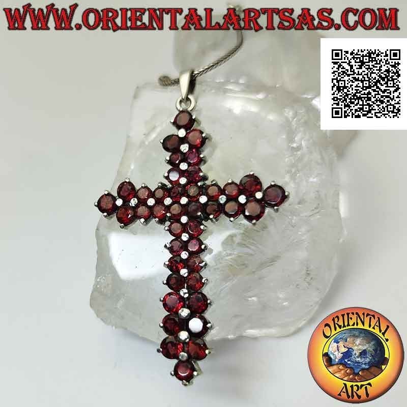 Pendentif en argent, grande croix latine pointue de grenats ronds facettés
