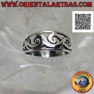 Anillo de plata con banda lisa trabajada, entrelazado de dragones perforados estilizados