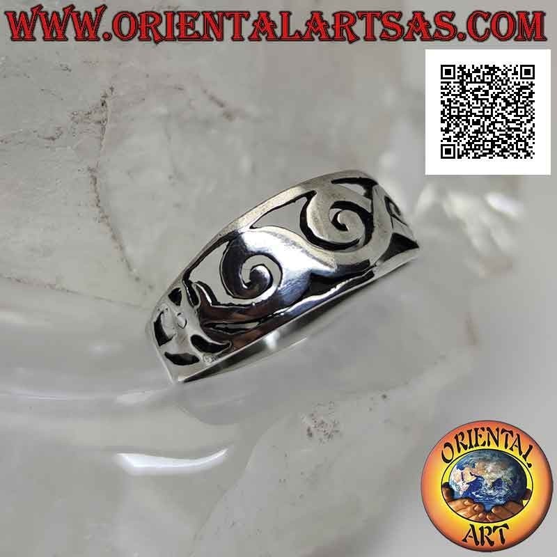 Bague en argent avec bande travaillée lisse, entrelacs de dragons ajourés stylisés