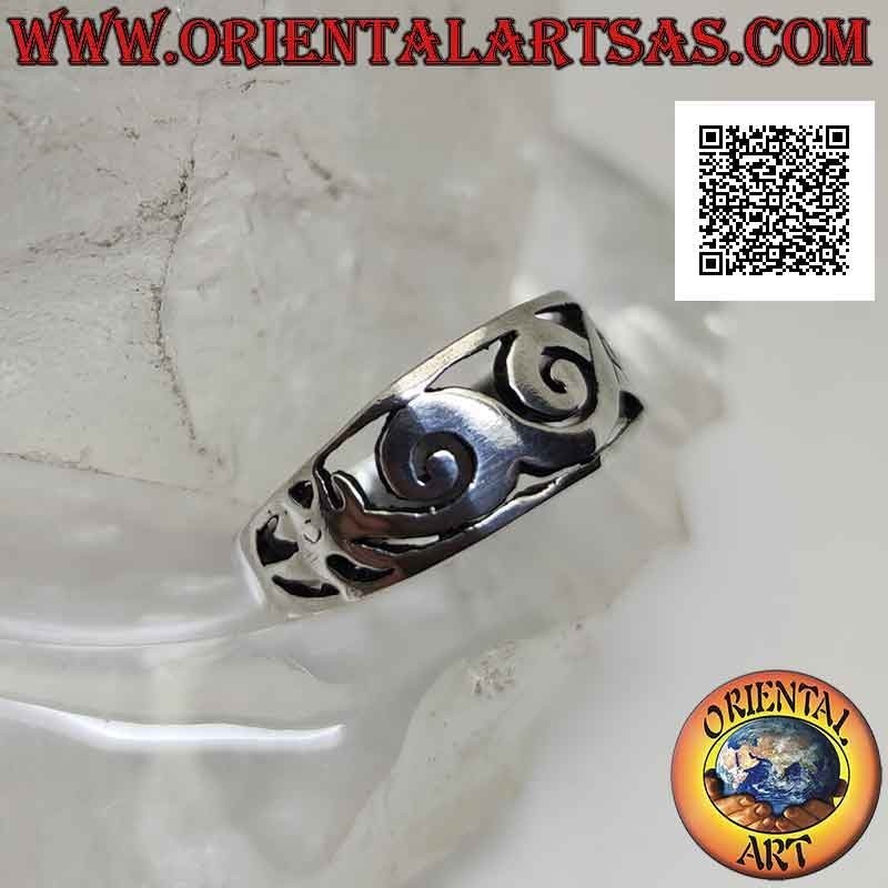 Bague en argent avec bande travaillée lisse, entrelacs de dragons ajourés stylisés