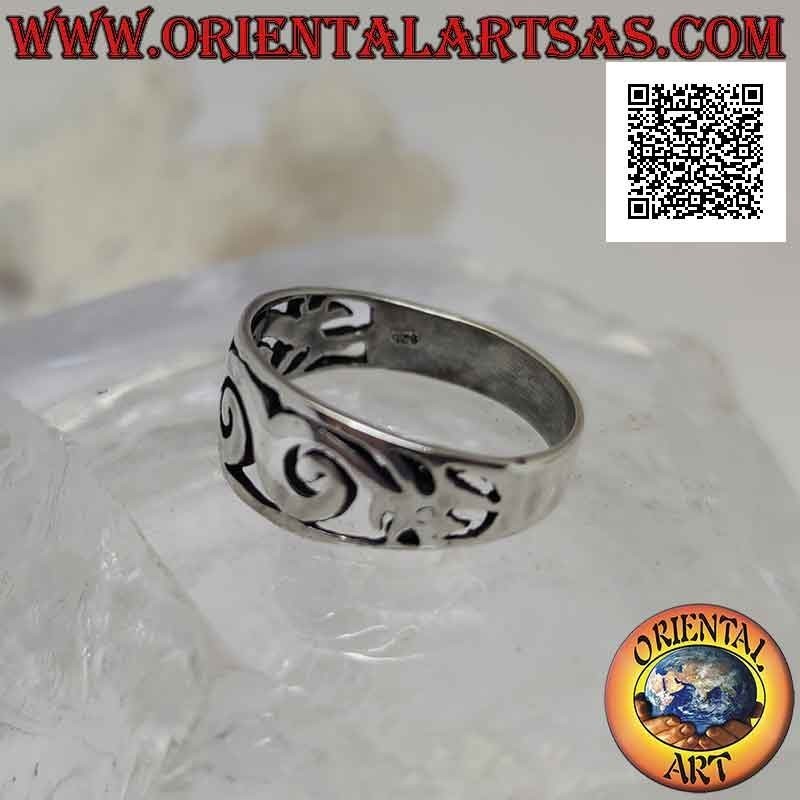 Bague en argent avec bande travaillée lisse, entrelacs de dragons ajourés stylisés