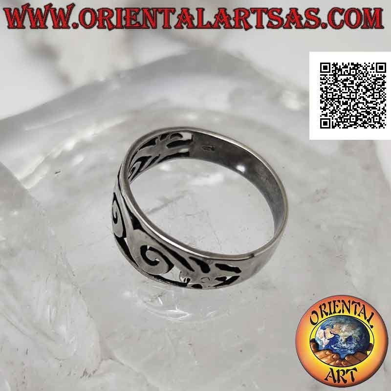 Bague en argent avec bande travaillée lisse, entrelacs de dragons ajourés stylisés