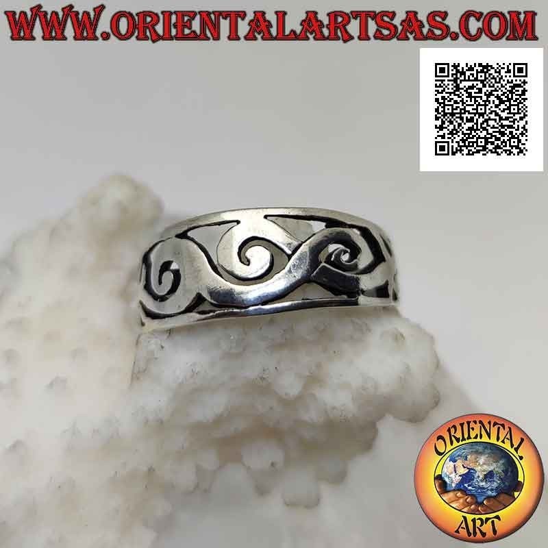 Bague en argent avec bande travaillée lisse, entrelacs de dragons ajourés stylisés