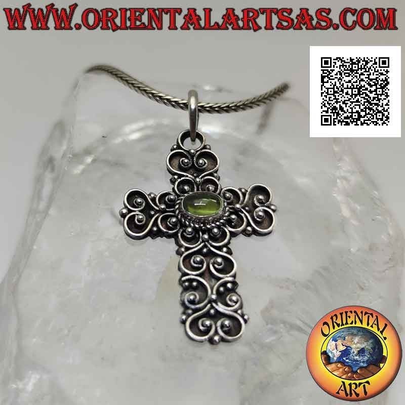 Colgante de plata, cruz barroca hecha a mano con peridoto ovalado horizontal cabujón natural