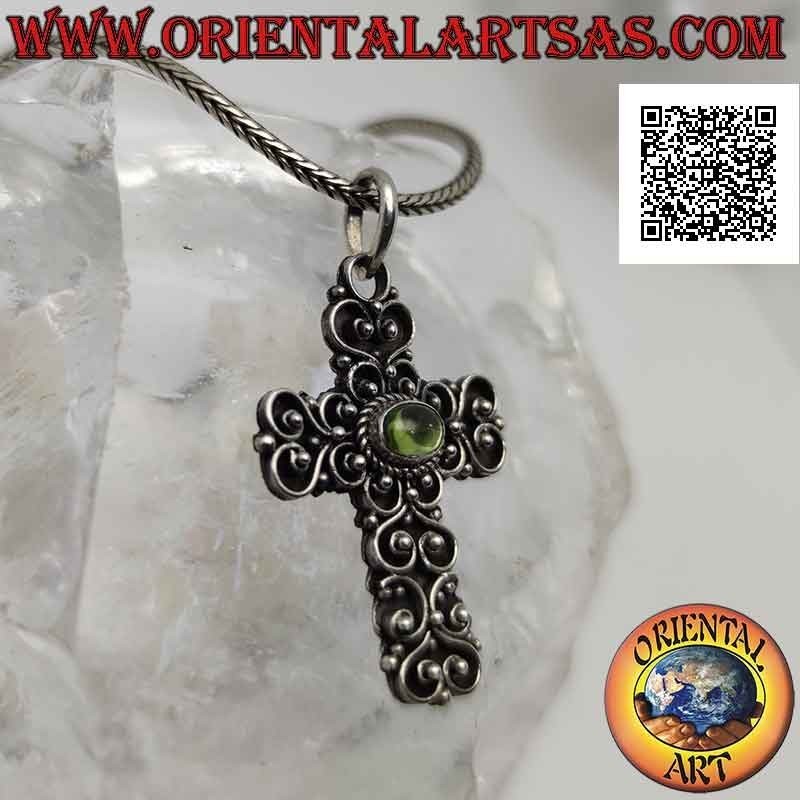 Colgante de plata, cruz barroca hecha a mano con peridoto ovalado horizontal cabujón natural