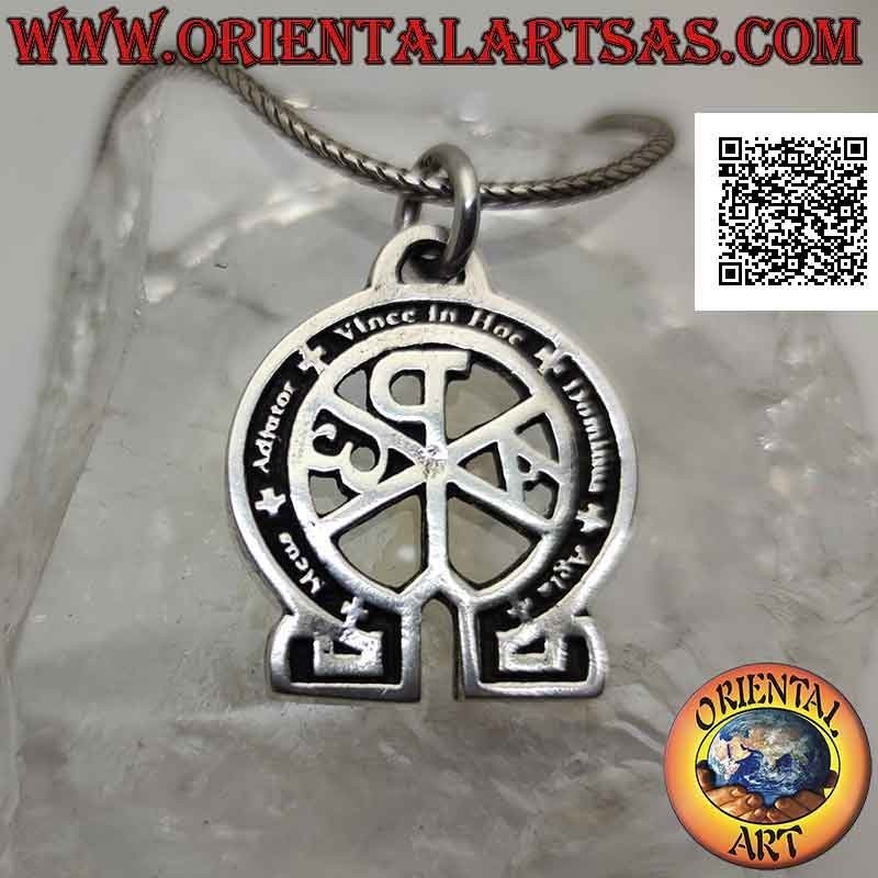 Pendentif en argent, Christogram ou "Crismon" avec l'écriture "meus adjutor wins in hoc dominus agla"