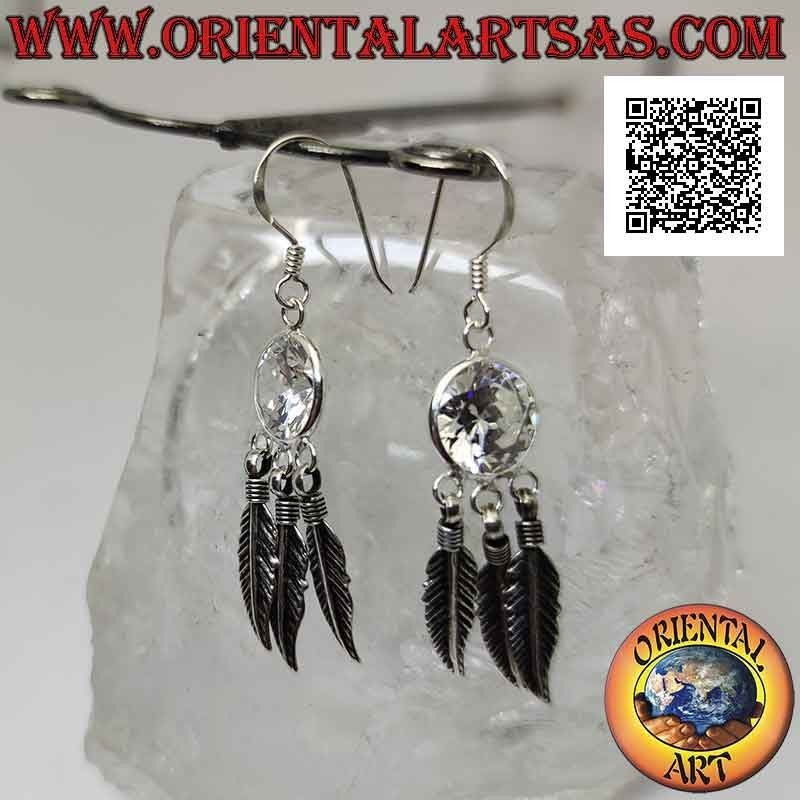 Orecchini in argento a monachella con zircone tondo bianco sfaccettato e tre piume pendenti