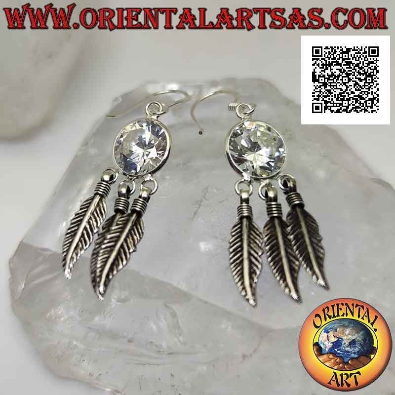 Orecchini in argento a monachella con zircone tondo bianco sfaccettato e tre piume pendenti