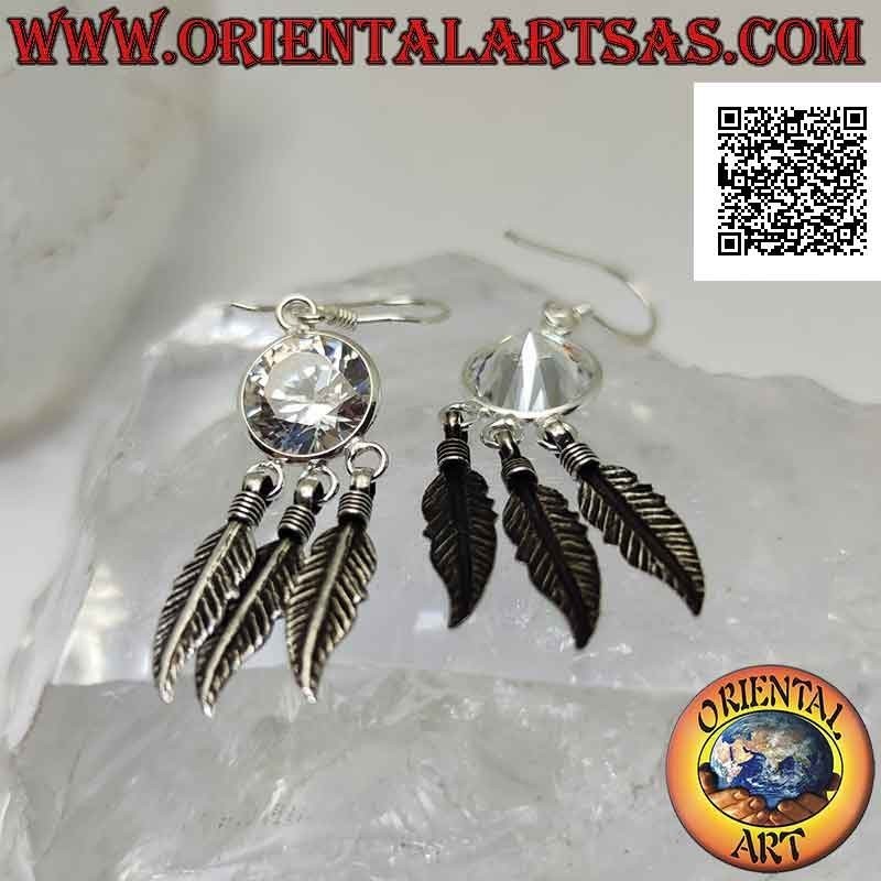 Orecchini in argento a monachella con zircone tondo bianco sfaccettato e tre piume pendenti