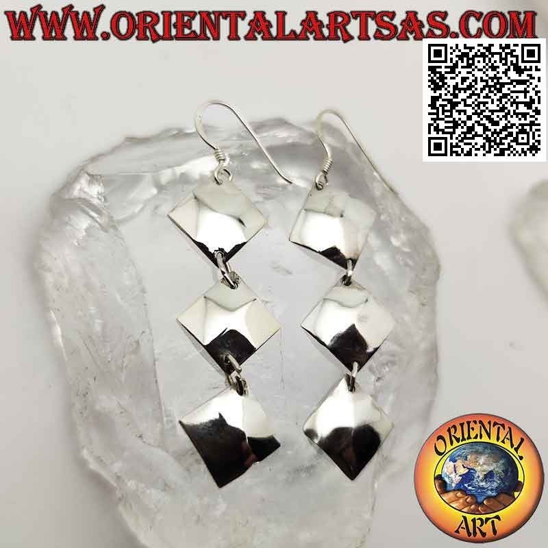 Boucles d'oreilles à levier en argent avec une rangée de trio de losanges équilatéraux pendants