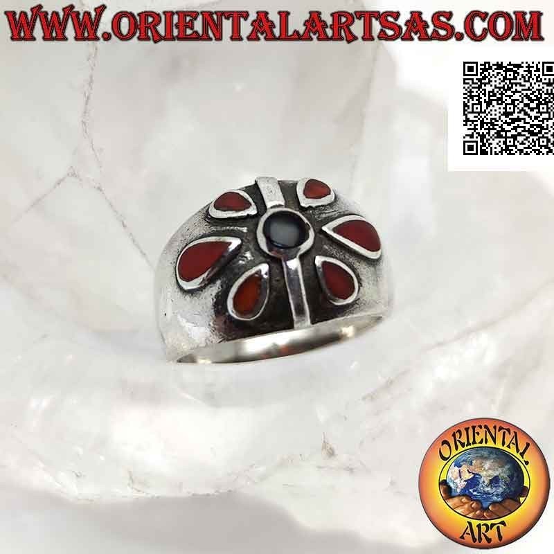 Bague en argent à bande croissante avec fleur de pétale de cornaline et centre d'onyx