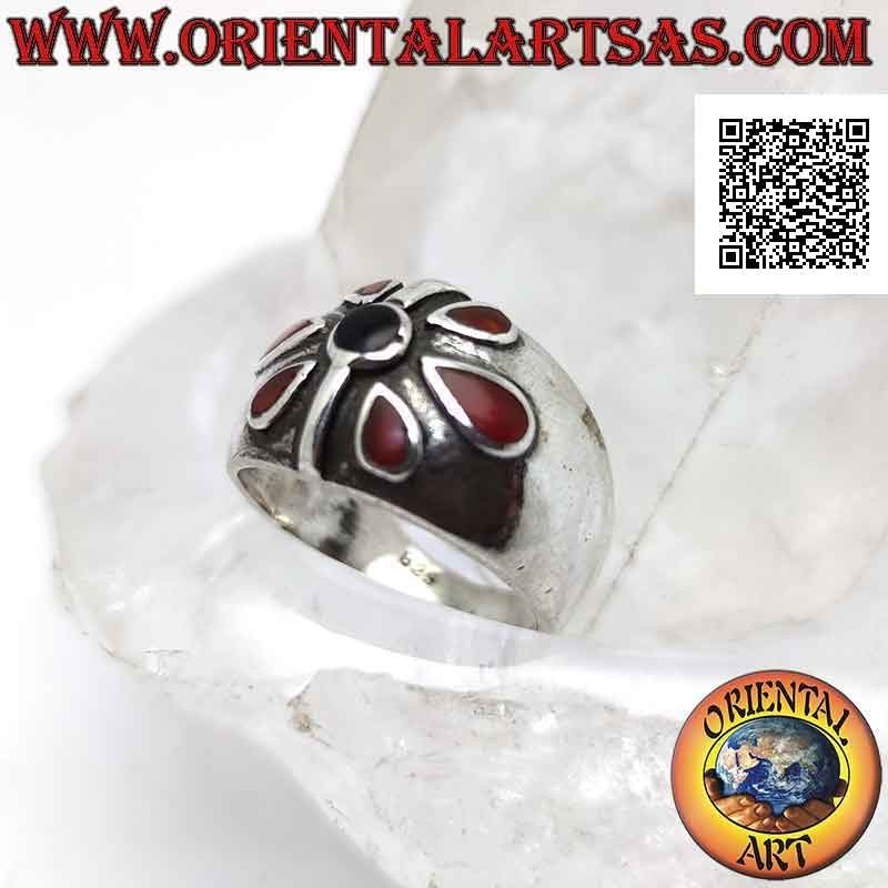 Anillo de plata de banda creciente con flor de pétalo de cornalina y centro de ónix