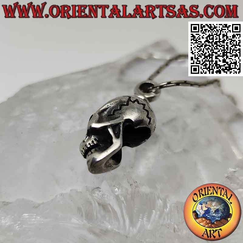 Silberner Anhänger in Form eines Totenkopfes (homo sapiens) mit einem länglichen Totenkopf