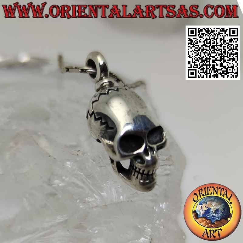 Pendentif en argent en forme de crâne (homo sapiens) avec un crâne allongé