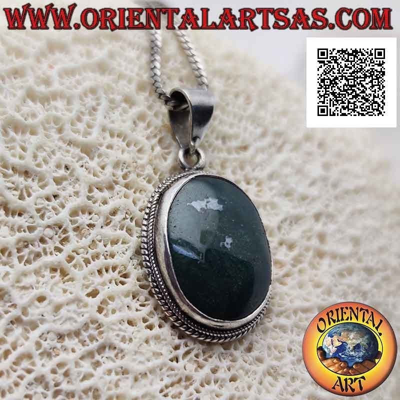 Colgante de plata con ágata verde musgo ovalada rodeada de tejido