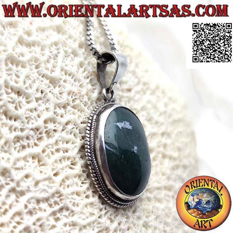 Colgante de plata con ágata verde musgo ovalada rodeada de tejido