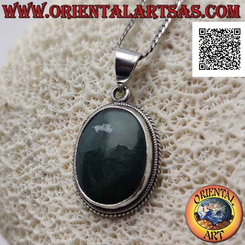 Colgante de plata con ágata verde musgo ovalada rodeada de tejido