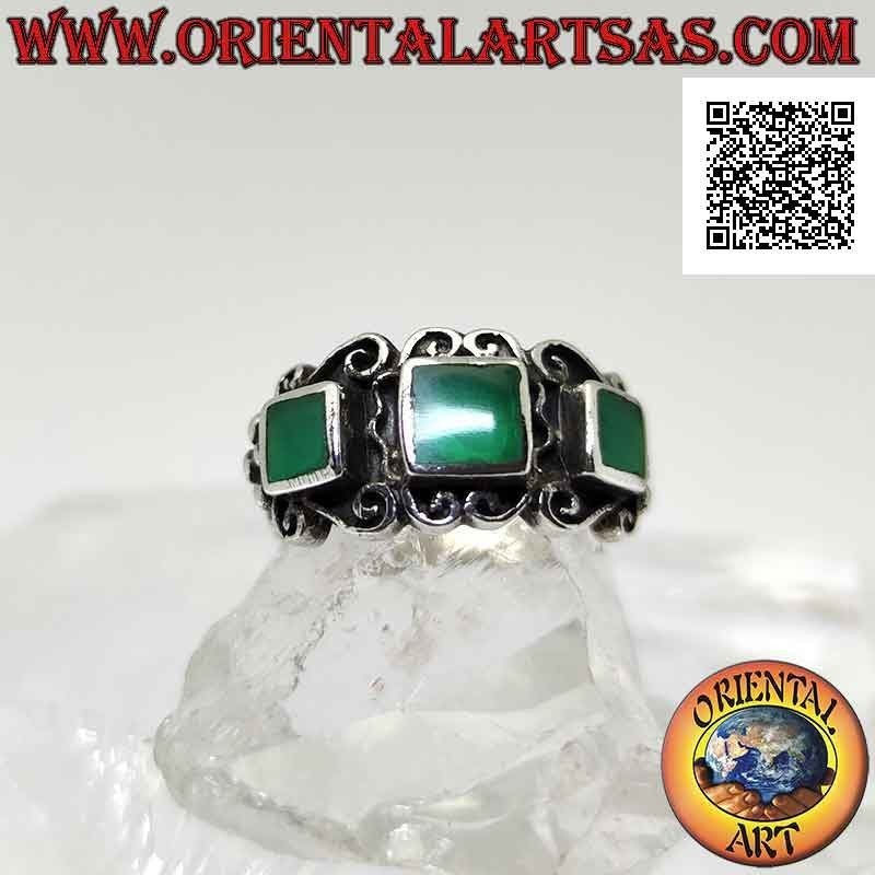 Anello in argento, tris di agata verde quadrata contornata da decoro sinuoso
