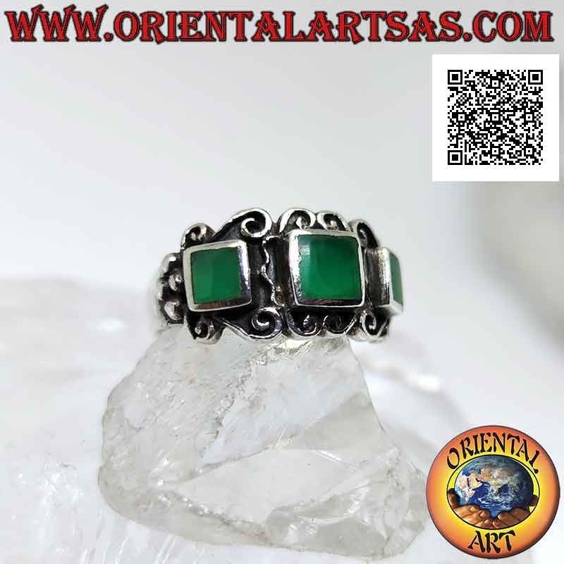 Anello in argento, tris di agata verde quadrata contornata da decoro sinuoso