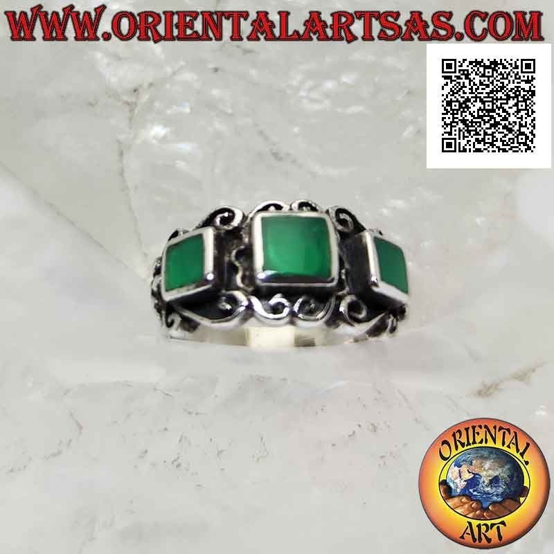 Anillo de plata, trío de ágata verde cuadrado rodeado de sinuosa decoración