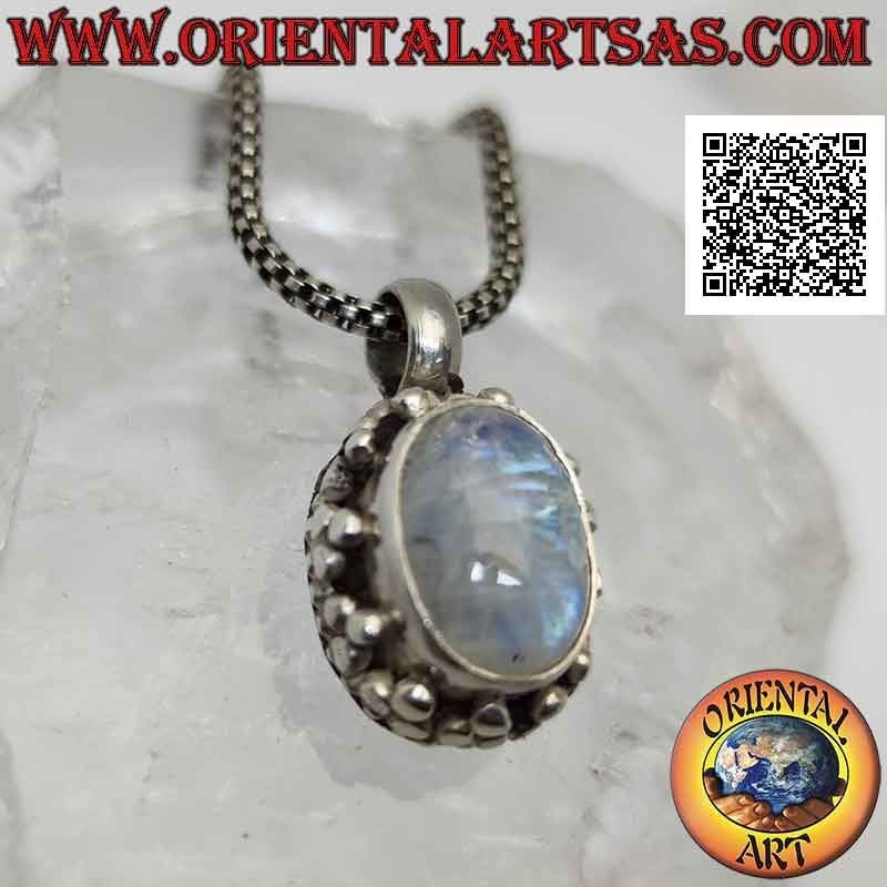 Silberanhänger mit ovalem Mondstein Cabochon, umgeben von einer Doppelreihe von Kugeln und Tris