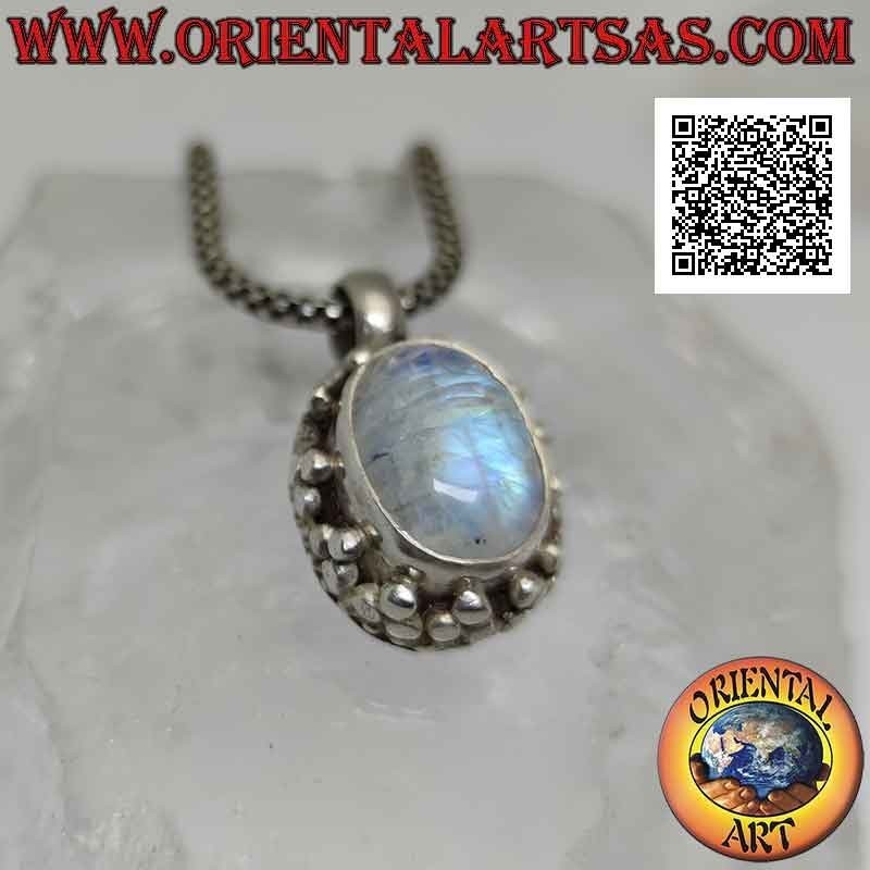 Pendentif en argent avec cabochon pierre de lune ovale entouré d'une double rangée de boules et de tris