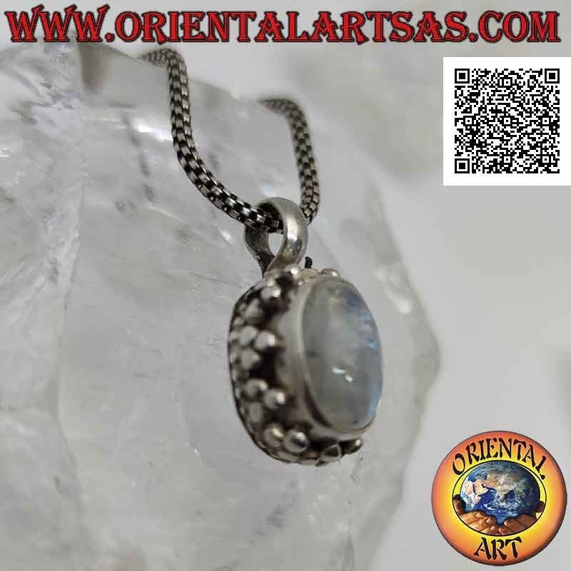 Pendentif en argent avec cabochon pierre de lune ovale entouré d'une double rangée de boules et de tris