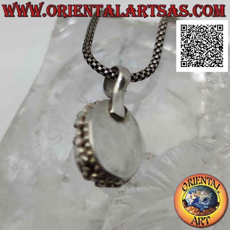 Pendentif en argent avec cabochon pierre de lune ovale entouré d'une double rangée de boules et de tris