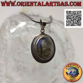Colgante de plata con labradorita ovalada rodeada de tejido y borde plano liso