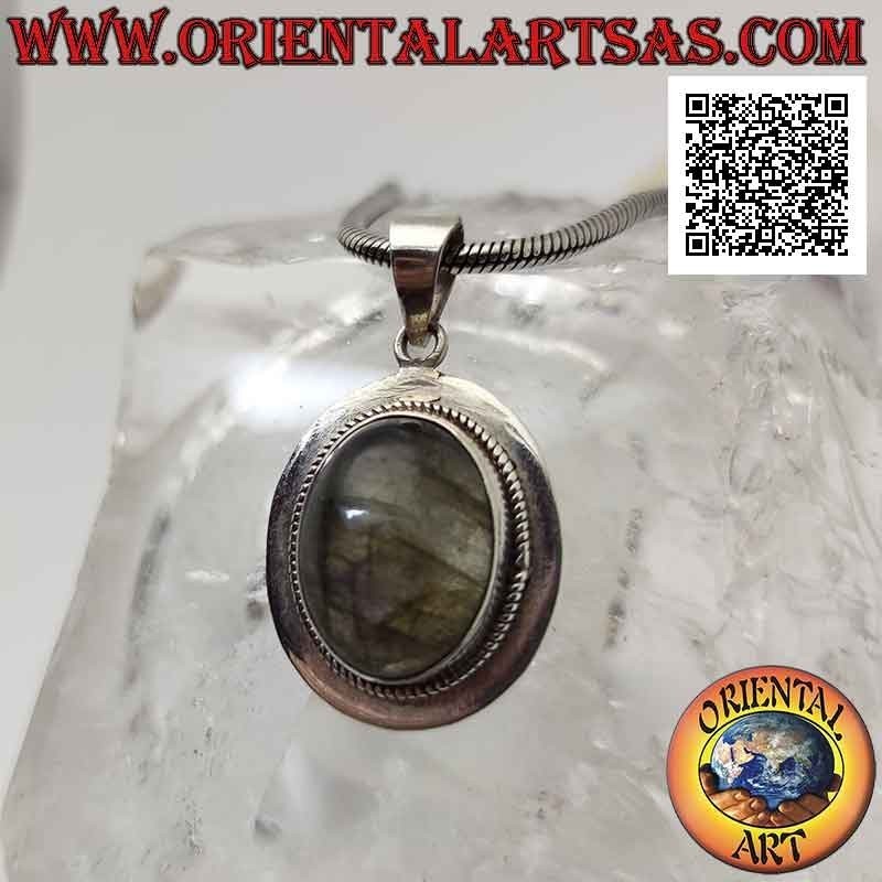 Pendentif en argent avec labradorite ovale entourée d'entrelacs et bord lisse plat