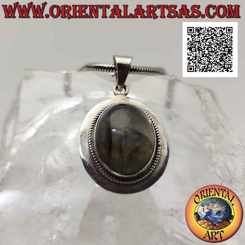 Pendentif en argent avec labradorite ovale entourée d'entrelacs et bord lisse plat