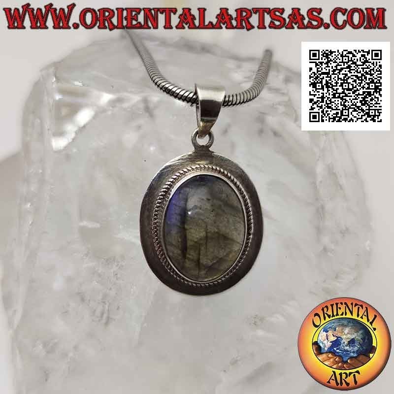Colgante de plata con labradorita ovalada rodeada de tejido y borde plano liso