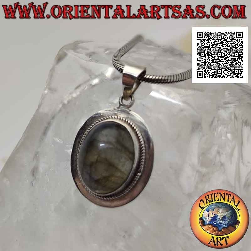 Pendentif en argent avec labradorite ovale entourée d'entrelacs et bord lisse plat