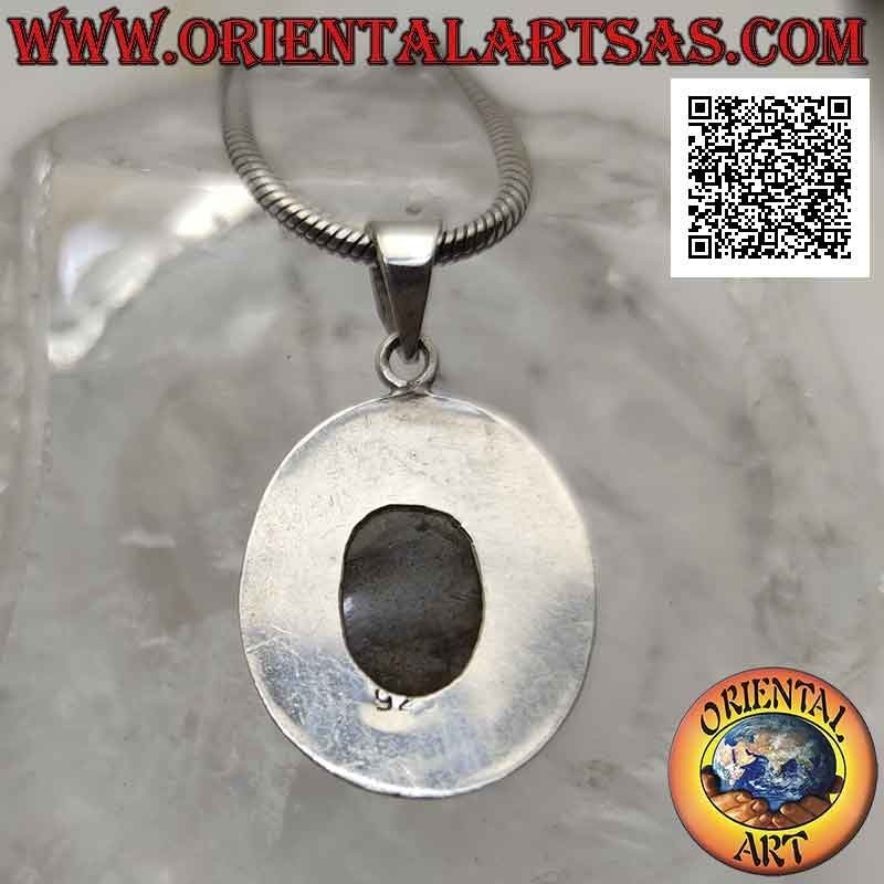 Ciondolo in argento con labradorite ovale contornata da intreccio e bordo liscio piatto