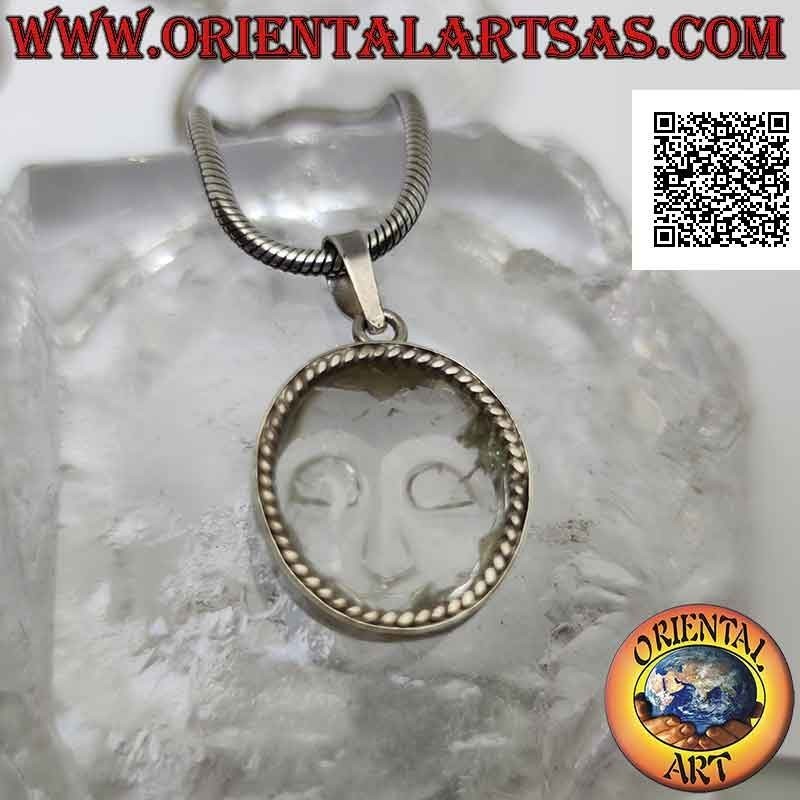 Colgante de plata con rostro de serenidad grabado en cristal de roca