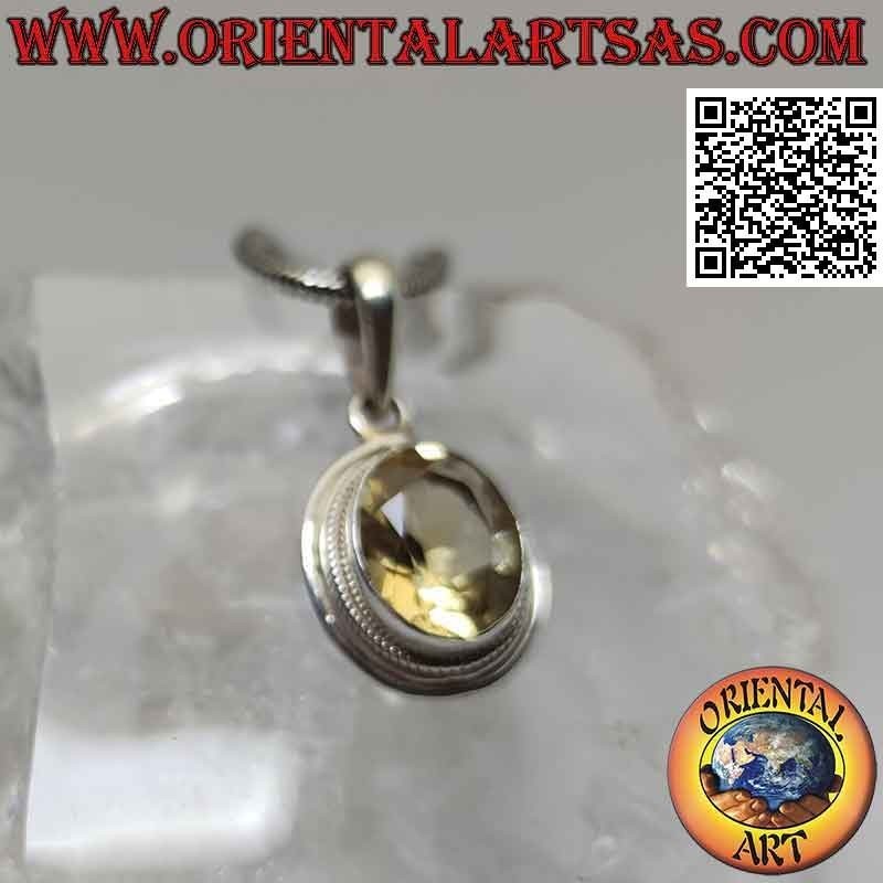 Colgante de plata con topacio amarillo ovalado rodeado de tejido y borde liso