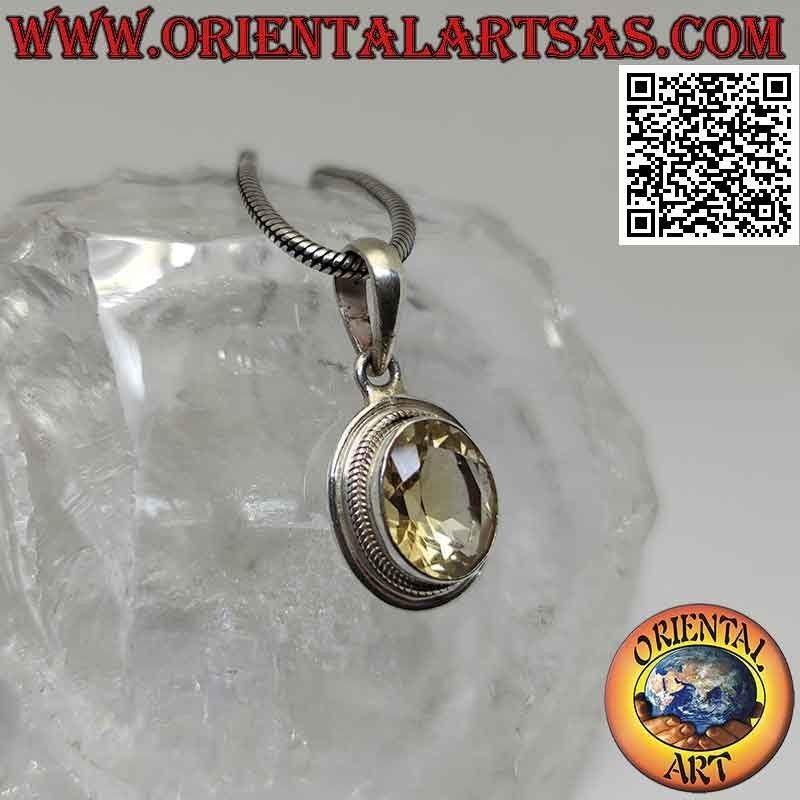 Colgante de plata con topacio amarillo ovalado rodeado de tejido y borde liso