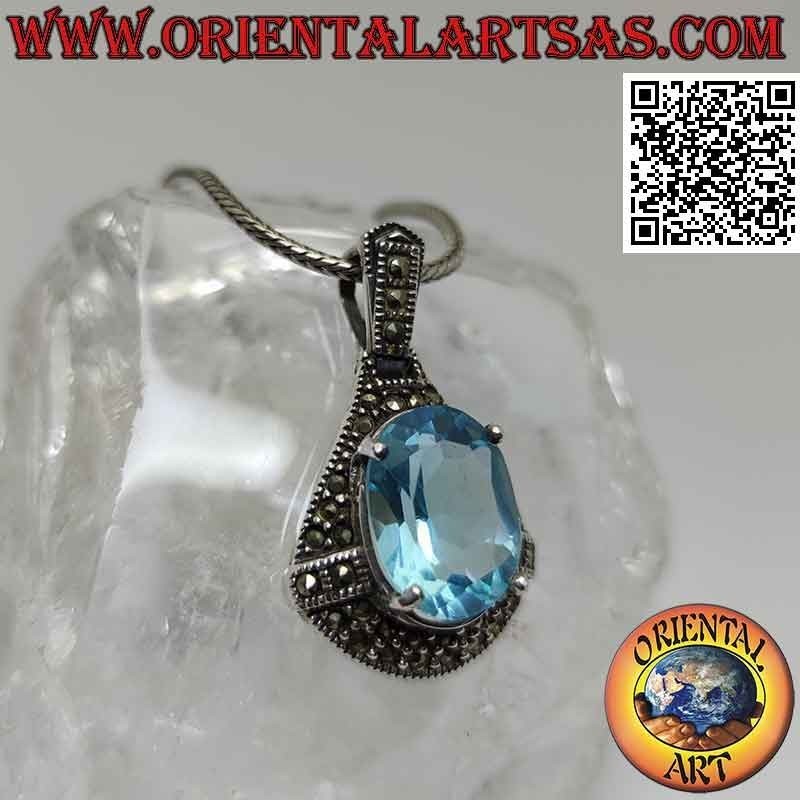 Colgante de plata con topacio azul ovalado rodeado de marcas