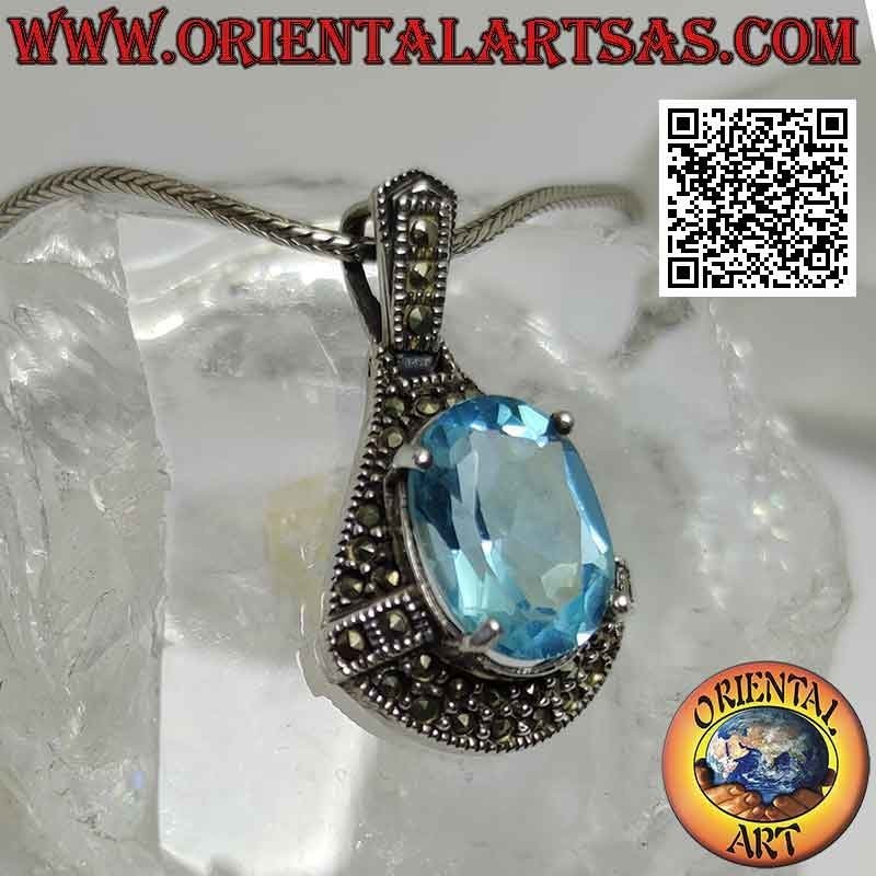 Colgante de plata con topacio azul ovalado rodeado de marcas