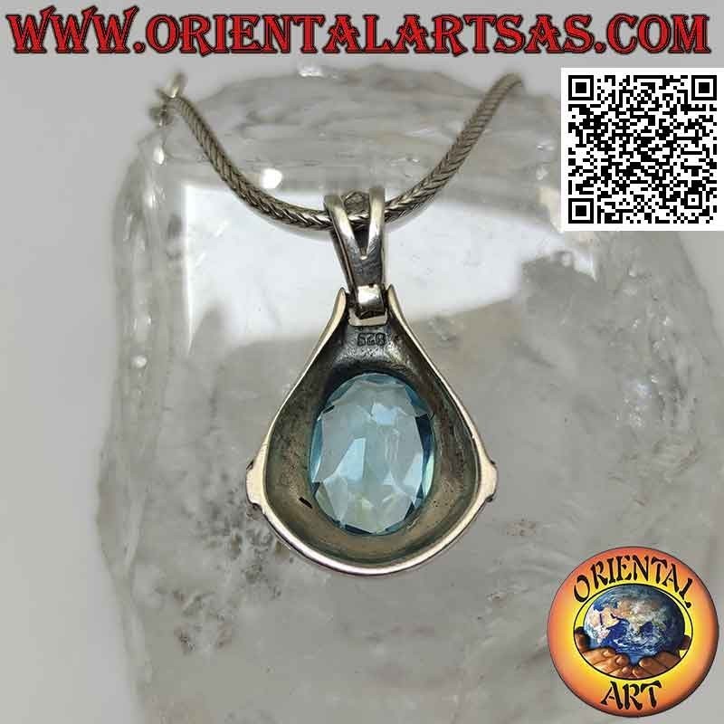 Silberanhänger mit oval-blauem Topas, umgeben von Markassiten
