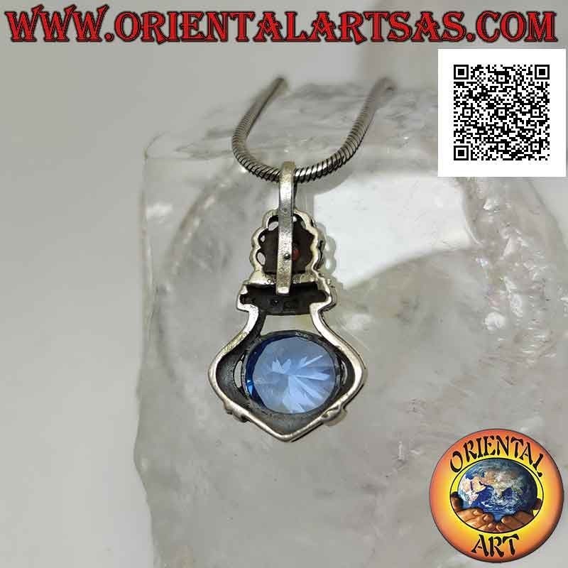Pendentif en argent avec topaze bleue horizontale sertie et couronne de marcassite et grenat