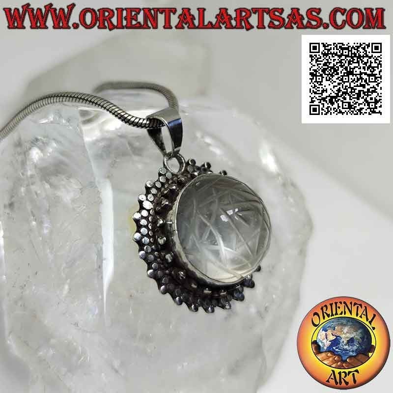 Colgante de plata con Sri Yantra grabado sobre cristal de roca redondo y doble hilera de aros tris