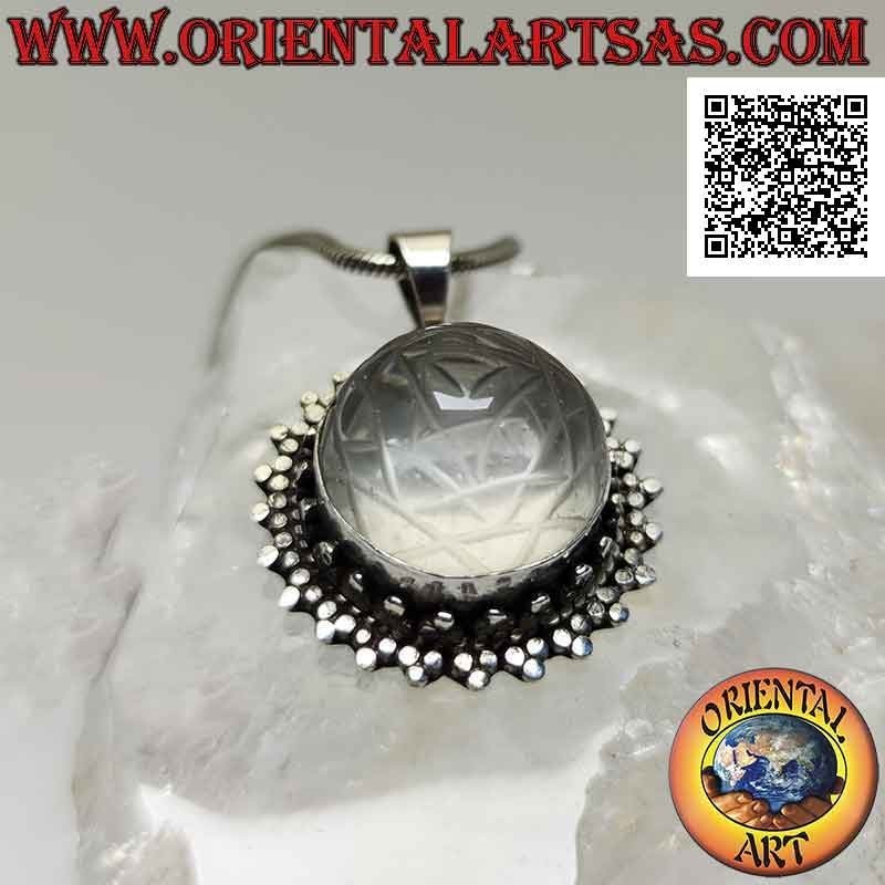 Colgante de plata con Sri Yantra grabado sobre cristal de roca redondo y doble hilera de aros tris