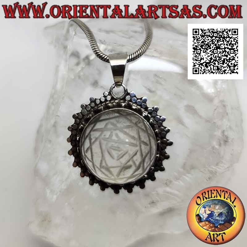 Colgante de plata con Sri Yantra grabado sobre cristal de roca redondo y doble hilera de aros tris