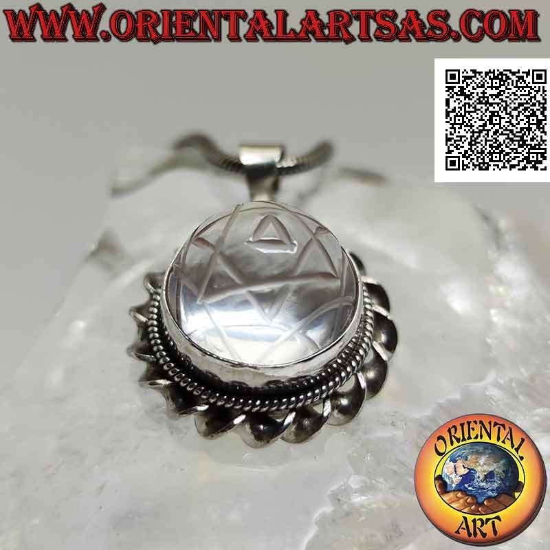 Colgante de plata con Sri Yantra grabado en cristal de roca redondo rodeado de cordón helicoidal
