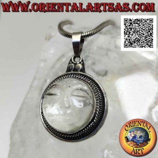 Colgante de plata con cara de serenidad grabada en cristal de roca y borde liso a rayas