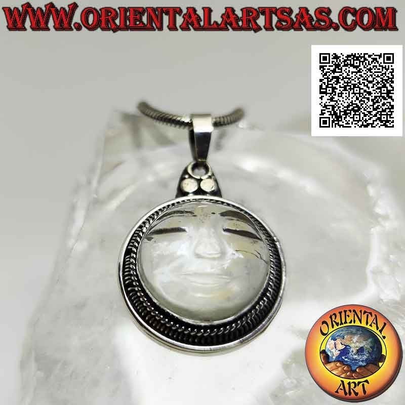 Colgante de plata con cara de serenidad grabada en cristal de roca y borde liso a rayas