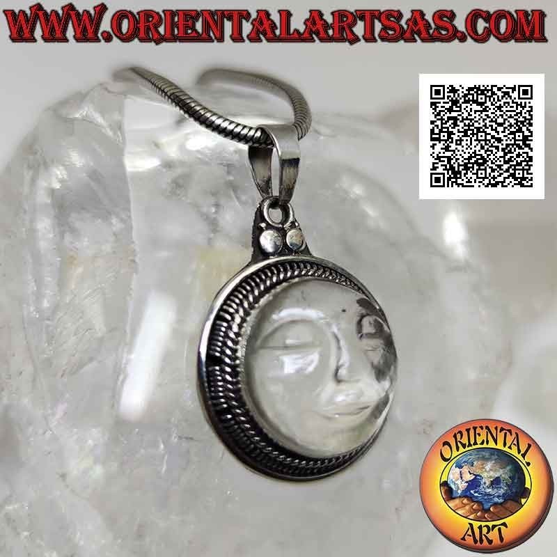 Pendentif en argent avec le visage de sérénité gravé sur cristal de roche et bord lisse et rayé
